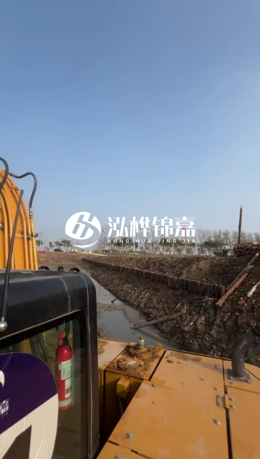 三門峽挖機(jī)打木樁專業(yè)施工-松木樁打樁木價(jià)格含運(yùn)輸成本嗎？